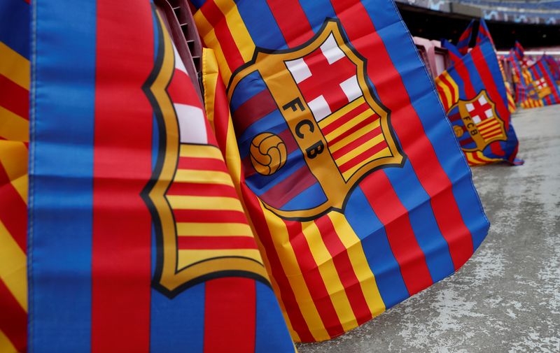 &copy; Reuters. أعلام نادي برشلونة في صورة من أرشيف رويترز 