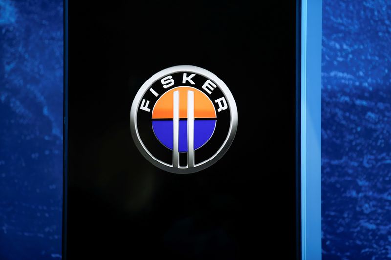 &copy; Reuters. FILE PHOTO: A view of a Fisker logo during the 2021 LA Auto Show in Los Angeles, California, U.S. November, 17, 2021. REUTERS/Mike Blake