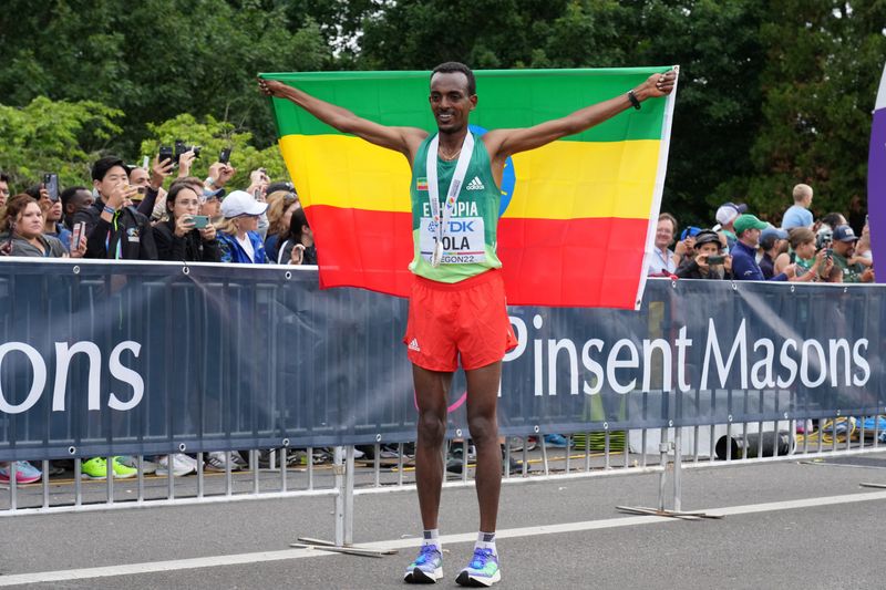 &copy; Reuters. الإثيوبي تاميرات تولا يحمل العلم الإثيوبي بعد فوزه في سباق الماراثون في يوجين بولاية أوريجون يوم 17 يوليو تموز 2022. صورة لرويترز من (يو.إس.إيه.