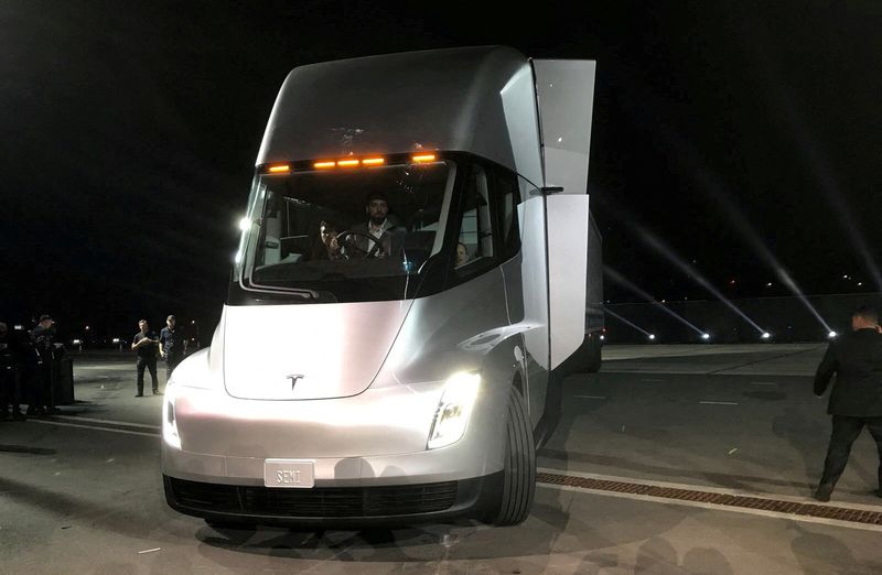 &copy; Reuters. FILE PHOTO: Tesla's new electric semi truck is unveiled during a presentation in Hawthorne, California, U.S., November 16, 2017. REUTERS/Alexandria Sage/File Photo