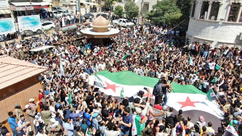 &copy; Reuters. Des milliers de personnes ont manifesté vendredi dans des régions du nord-ouest de la Syrie tenues par la rébellion pour protester contre un appel de la Turquie à la réconciliation entre les groupes d'opposition syriens soutenus par Ankara et le gouv