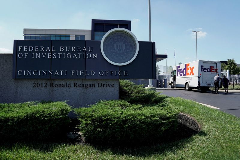 &copy; Reuters. FILE PHOTO: A FedEx truck is inspected outside of the front gate of the FBI's Cincinnati Field Office, after police closed off Interstate 71 North after reports of a suspect attempting to attack the FBI building, in Cincinnati, Ohio, U.S., August 11, 2022