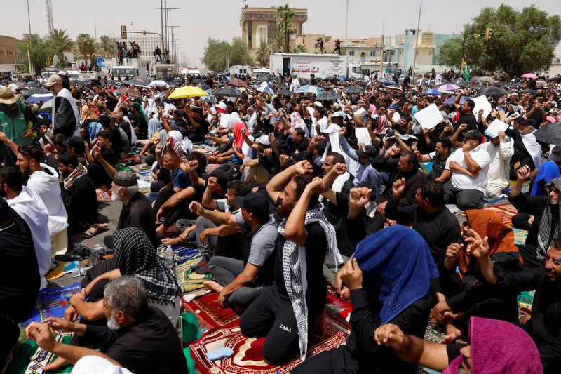 &copy; Reuters. Los partidarios del líder populista iraquí Moqtada al-Sadr se reúnen para la oración masiva del viernes frente al parlamento cerca de la Zona Verde, en Bagdad, Irak, el 12 de agosto de 2022. REUTERS/Saba Kareem
