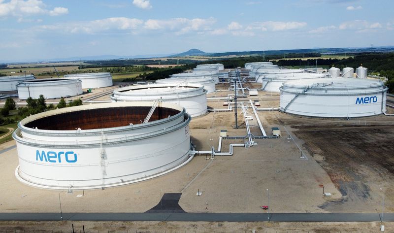 &copy; Reuters. FILE PHOTO: Storage tanks are seen at the Mero central oil tank farm, which moves crude through the Druzhba oil pipeline, near Nelahozeves, Czech Republic, August 10, 2022. REUTERS/David W Cerny