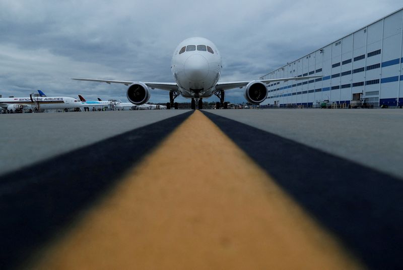 &copy; Reuters. FOTO DE ARCHIVO: El Boeing 787-10 Dreamliner en la pista antes de una ceremonia de entrega a Singapore Airlines en la planta de Boeing South Carolina en North Charleston, Carolina del Sur, Estados Unidos, el 25 de marzo de 2018. REUTERS/Randall Hill