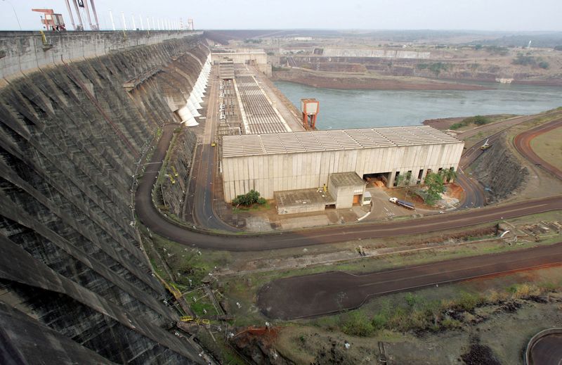 &copy; Reuters. FOTO DE ARCHIVO: Una vista de la presa hidroeléctrica de Itaipú, la mayor del mundo, en el lado brasileño de la frontera con Paraguay, en Foz do Iguacu. 20 de septiembre de 2007.   REUTERS/Paulo Whitaker
