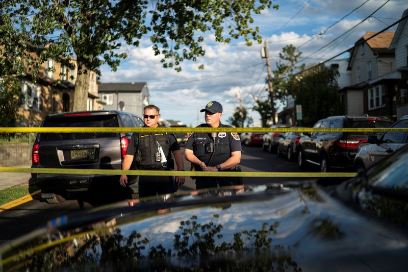 © Reuters. New Jersey Police officers stand guard near the building where alleged attacker of Salman Rushdie, Hadi Matar, lives in Fairview, New Jersey, U.S., August 12, 2022. REUTERS/Eduardo Munoz