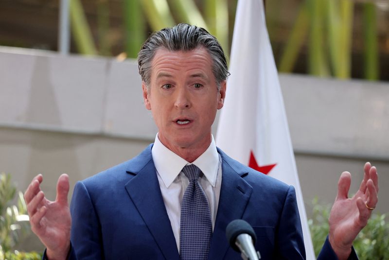 &copy; Reuters. FILE PHOTO: California Governor Gavin Newsom speaks in Los Angeles, California, U.S. June 9, 2022. REUTERS/Lucy Nicholson