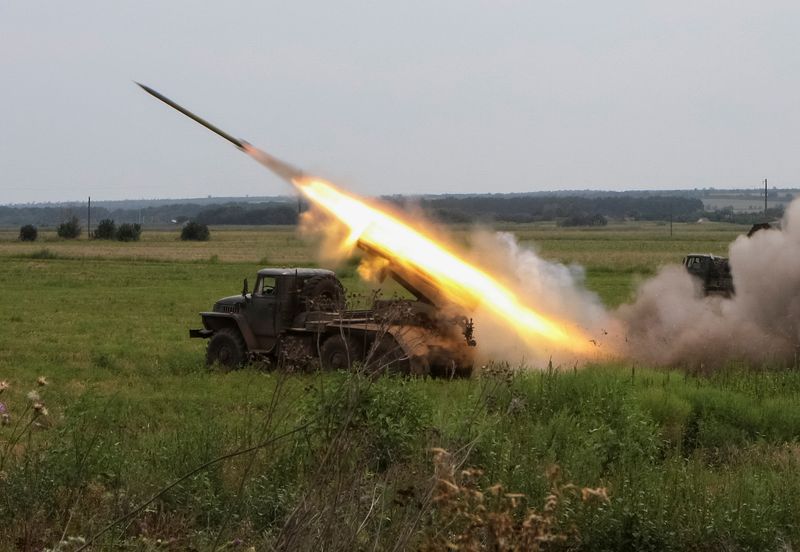 © Reuters. Ukrainian servicemen fire with a BM21 Grad multiple launch rocket system in a frontline in Kharkiv region, as Russia's attack on Ukraine continues, Ukraine August 12, 2022. REUTERS/Vyacheslav Madiyevskyy