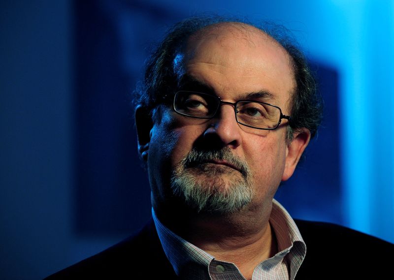 &copy; Reuters. L'écrivain d'origine indienne Salman Rushdie (photo), cible de menaces de mort depuis la publication des "Versets sataniques" en 1988, a été placé sous assistance respiratoire après avoir été poignardé au cou vendredi alors qu'il s'apprêtait à p