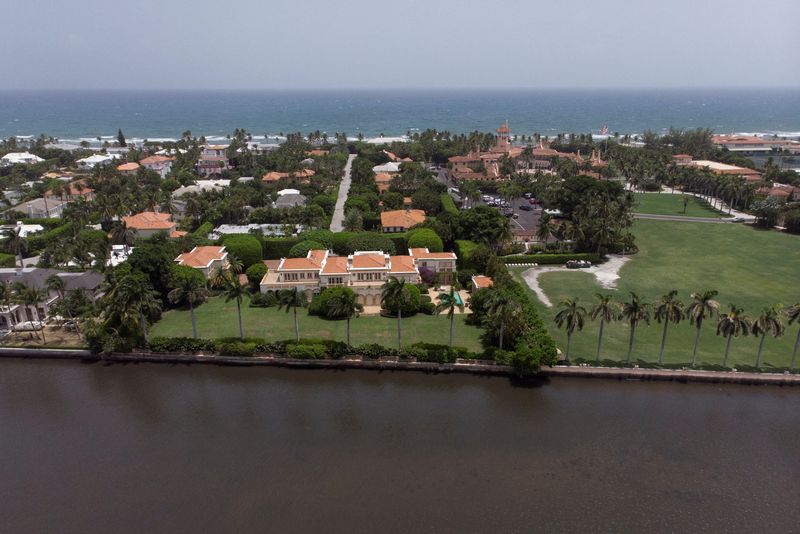 © Reuters. FILE PHOTO: An aerial view of former U.S. President Donald Trump's Mar-a-Lago home after Trump said that FBI agents raided it, in Palm Beach, Florida, U.S. August 9, 2022.  REUTERS/Marco Bello/File Photo