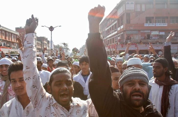 &copy; Reuters. Imagen de archivo de musulmanes manifestándose contra el escritor Salman Rushdi en Jaipur, capital del estado de Rajastán, India. 20 enero 2012. REUTERS/Altaf Hussain