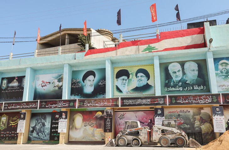 &copy; Reuters. Carteles con los retratos de líderes de Irán y de Hizbolá en la localidad de Yaroun, Líbano. 13 agosto 2022. REUTERS/Aziz Taher