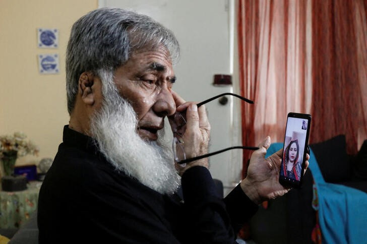 &copy; Reuters. Ali Hasan Baqai, de 76 años, cuya familia fue dividida en la partición de India en 1947, llora mientras habla en una videollamada con su hermana india Shehla, de 45, desde su casa en Karachi, Pakistán. 12 agosto 2022. REUTERS/Akhtar Soomro