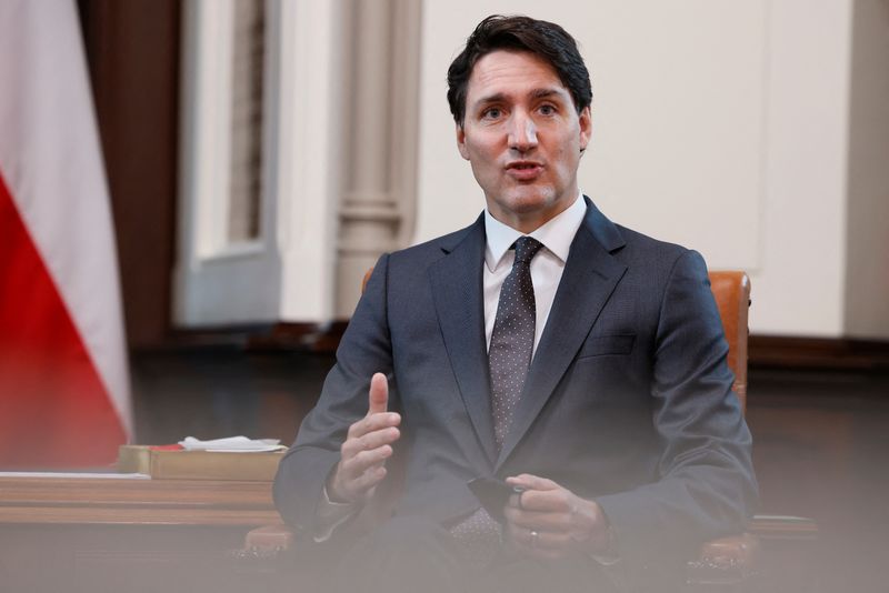 © Reuters. رئيس وزراء كندا جاستن ترودو يتحدث داخل مكتبه في مقاطعة أونتريو الكندية في السادس من يونيو حزيران 2022. تصوير : بلير جابل - رويترز .  