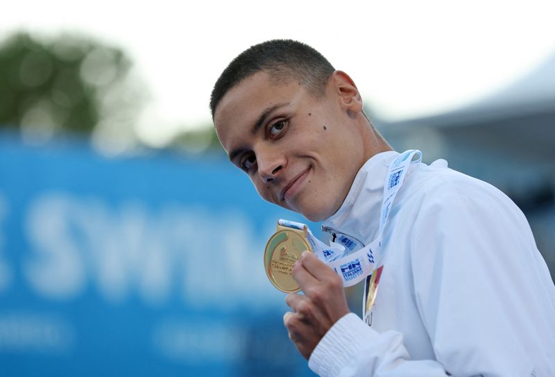 &copy; Reuters.  David Popovici celebra medalha de ouro após ganhar nos 100 metros livres do Campeonato Europeu de Esportes Aquáticos 
13/08/2022
REUTERS/Antonio Bronic