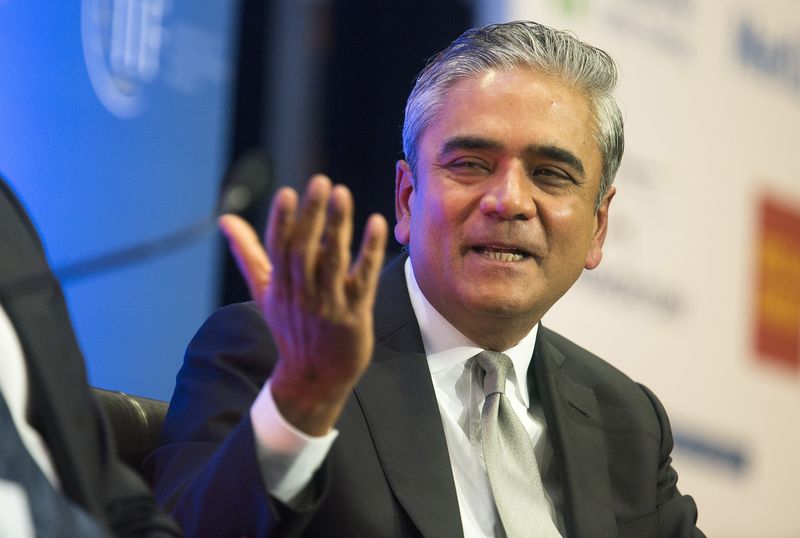 © Reuters. FILE PHOTO: Deutsche Bank Co-Chief Executive Anshu Jain speaks during the Institute of International Finance Annual Meeting in Washington October 10, 2014. REUTERS/Joshua Roberts