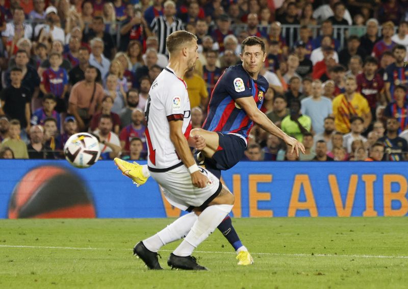 &copy; Reuters. روبرت ليفاندوفسكي لاعب برشلونة يسدد الكرة على مرمى رايو فايكانو في لقائهما يوم السبت بالدوري الإسباني لكرة القدم, تصوير : ألبرت خيا- رويترز .