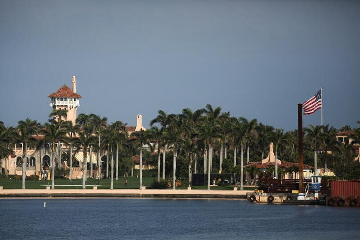 &copy; Reuters. Imagen de archivo del complejo vacacional Mar-a-Lago del expresidente Donald Trump, en Palm Beach, Florida, EEUU. 8 febrero 2021. REUTERS/Marco Bello