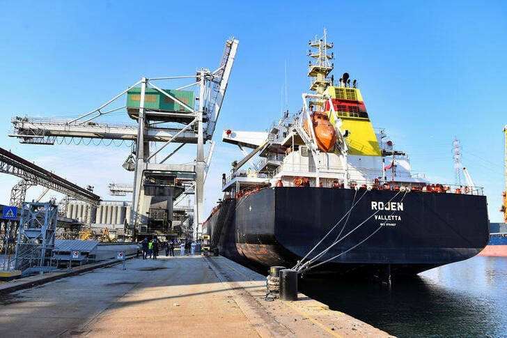 &copy; Reuters. El buque Rojen, con 13.000 toneladas de maíz ucraniano, tras su atraco en el puerto de Rávena, Italia. 13 agosto 2022. REUTERS/Jennifer Lorenzini