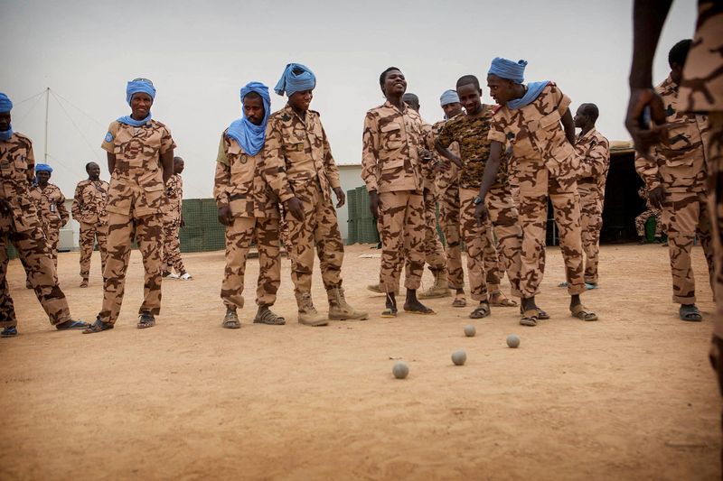 &copy; Reuters. Les rotations des troupes de la mission de maintien de la paix de l'ONU au Mali reprendront lundi, a déclaré samedi un porte-parole de la mission, un mois après que les autorités maliennes les ont suspendues et ont accusé les soldats étrangers d'êt