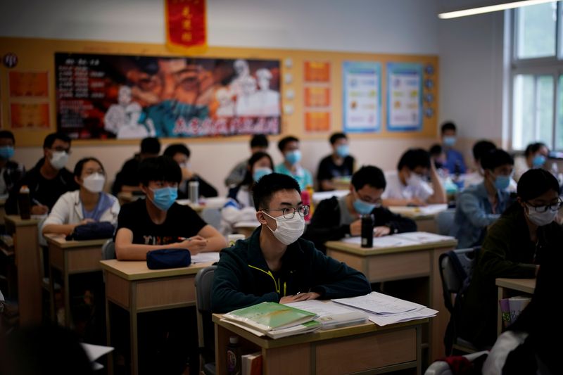 &copy; Reuters. Toutes les écoles de la mégalopole de Shanghai rouvriront le 1er septembre, a annoncé samedi la municipalité. /Photo d'archives/REUTERS/Aly Song