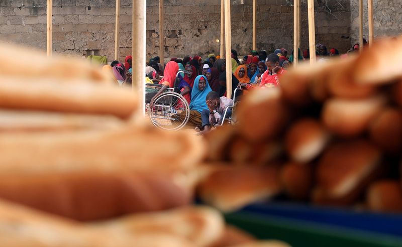 &copy; Reuters. FILE PHOTO: Somali displaced people wait to receive iftar charity food on the first day of the holy fasting month of Ramadan, in Mogadishu, Somalia May 17, 2018. REUTERS/Feisal Omar
