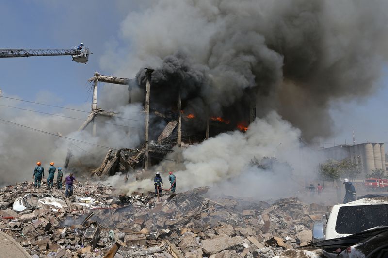 © Reuters. Firefighters extinguish a fire after blasts ripped through a fireworks warehouse in a shopping mall in Yerevan, Armenia August 14, 2022. Vahram Baghdasaryan/Photolure via REUTERS ATTENTION EDITORS - THIS IMAGE HAS BEEN SUPPLIED BY A THIRD PARTY.