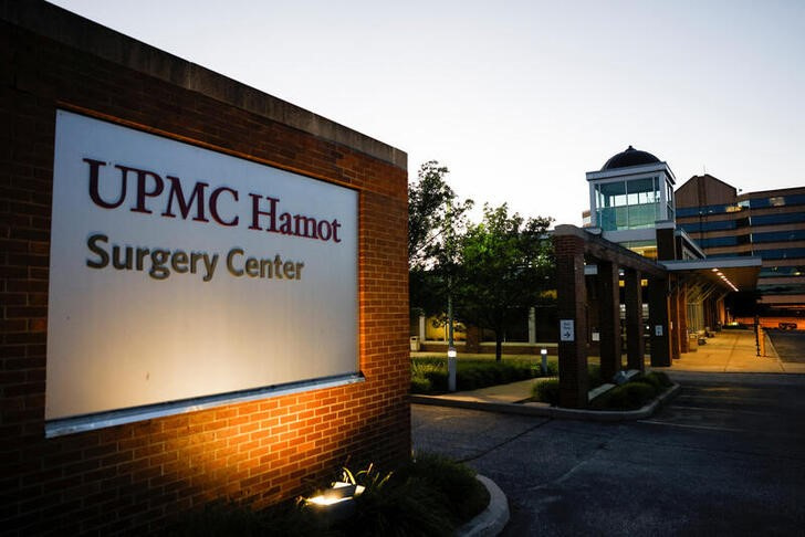 &copy; Reuters. Vista general del Centro Quirúrgico UPMC Hamot, donde el novelista Salman Rushdie está recibiendo tratamiento tras ser apuñalado, en Erie, Pensilvania, EEUU. 12 agosto 2022. REUTERS/Quinn Glabicki