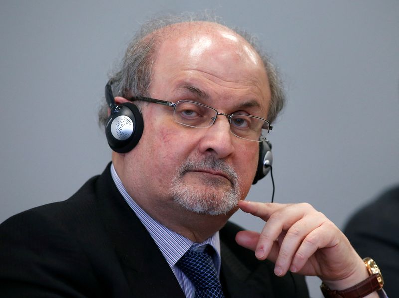 &copy; Reuters. Salman Rushdie n'est plus sous respirateur artificiel et son état de santé s'améliore, ont déclaré dimanche son agent littéraire et son fils, deux jours après que l'écrivain a été poignardé à plusieurs reprises lors d'une apparition publique d