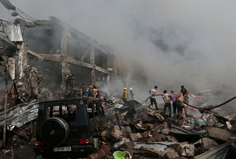 &copy; Reuters. Des explosions ont ravagé dimanche un entrepôt de feux d'artifice situé dans un centre commercial de la capitale arménienne Erevan, faisant un mort et plus d'une cinquantaine de blessés, ont rapporté des agences de presse russes. /Photo prise le 14 
