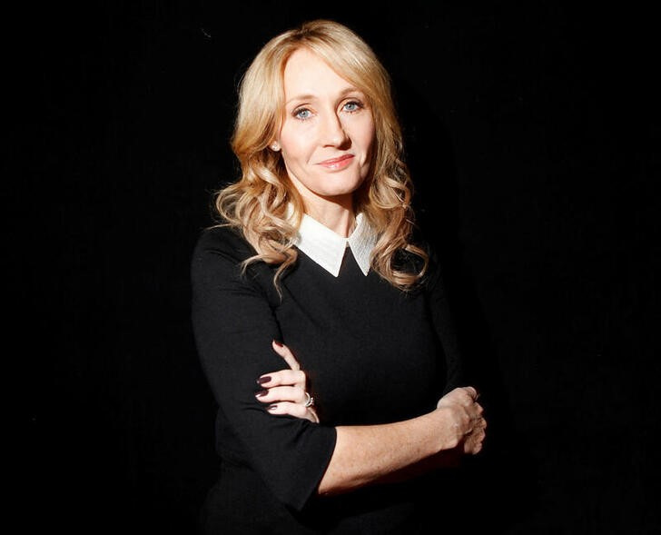 &copy; Reuters. Imagen de archivo de la escritora J.K. Rowling posando para un retraro durante un acto de promoción de "Una vacante imprevista" en el Lincoln Center de Nueva York, EEUU. 16 octubre 2012. REUTERS/Carlo Allegri