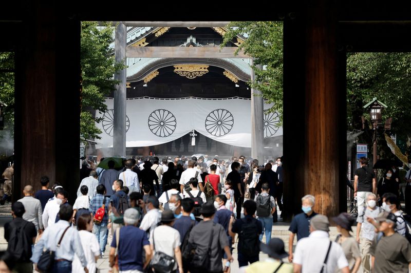 &copy; Reuters. People visit at Yasukuni Shrine on the 77th anniversary of Japan's surrender in World War Two, amid the coronavirus disease (COVID-19) pandemic, in Tokyo, Japan August 15, 2022. REUTERS/Issei Kato