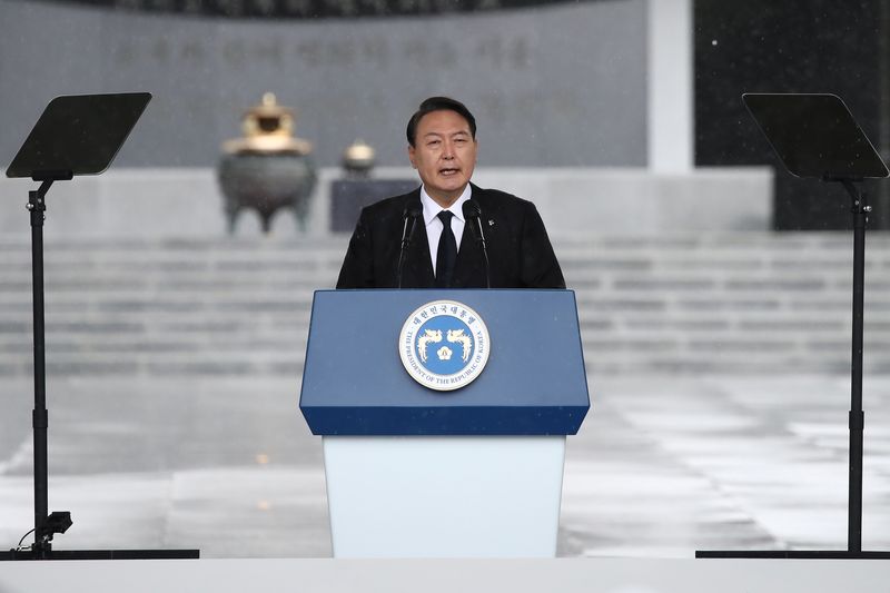 &copy; Reuters.     韓国の尹錫悦大統領は１５日の光復節演説で、日本との歴史的対立を乗り越えることが地域の安定と安全を改善する上で重要になると述べ、韓日は「普遍的価値」に基づいて協力すべき