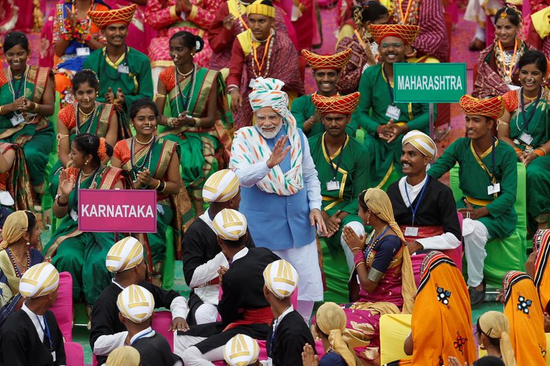 &copy; Reuters. Indian Prime Minister Narendra Modi meets with folk artists after addressing the nation during Independence Day celebrations at the historic Red Fort in Delhi, India, August 15, 2022. REUTERS/Adnan Abidi