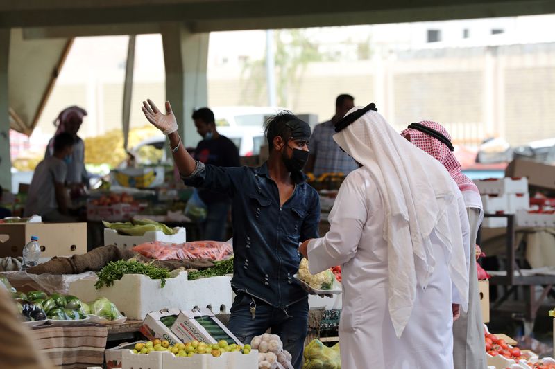 &copy; Reuters. سوق في محافظة القطيف بالسعودية في صورة من أرشيف رويترز