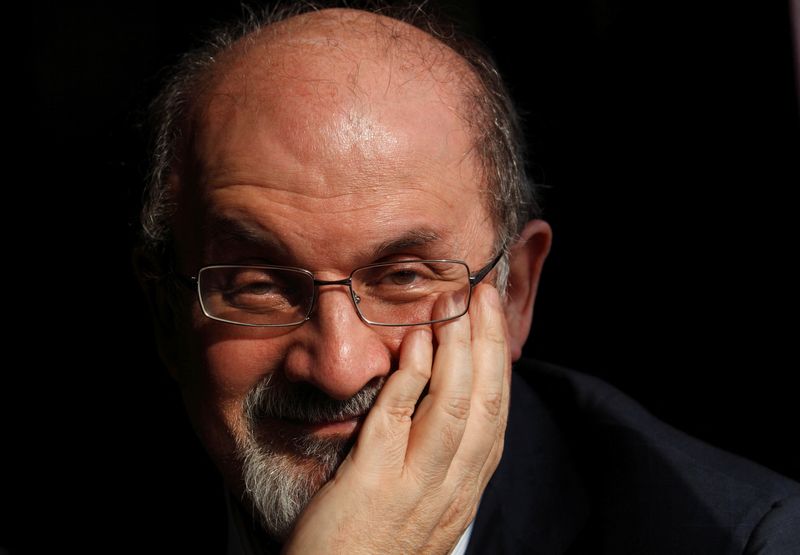 &copy; Reuters. الروائي سلمان رشدي في صورة من أرشيف رويترز