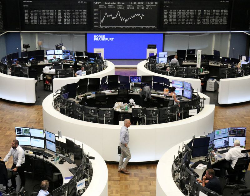 &copy; Reuters. حركة مؤشر داكس فوق لوحة إلكترونية داخل بورصة فرانكفورت يوم 12 أغسطس آب 2022. رويترز