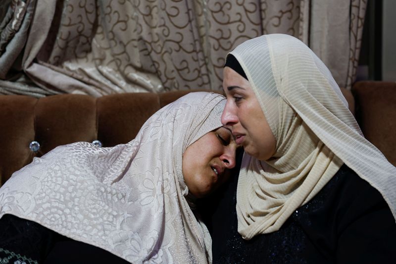 &copy; Reuters. La madre del palestino Muhammad Al-Shaham, que fue asesinado por las fuerzas israelíes durante una redada, en Kafr Aqab, en el territorio ocupado de Cisjordania, el 15 de agosto de 2022. REUTERS/Mohamad Torokman