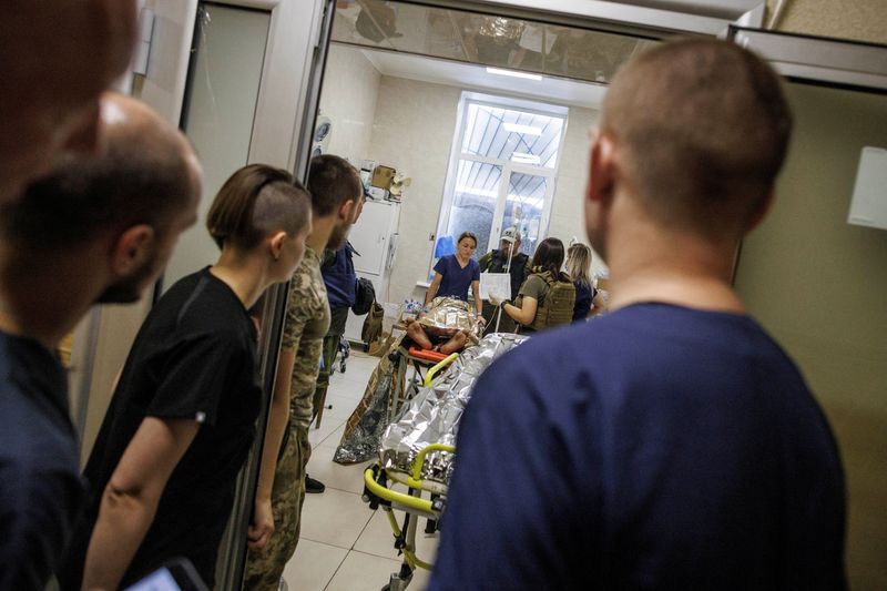 &copy; Reuters. Healthcare workers treat a wounded Ukrainian soldier in a military hospital, as Russia's attack on Ukraine continues, in Donetsk region, Ukraine, August 9, 2022. REUTERS/Alkis Konstantinidis