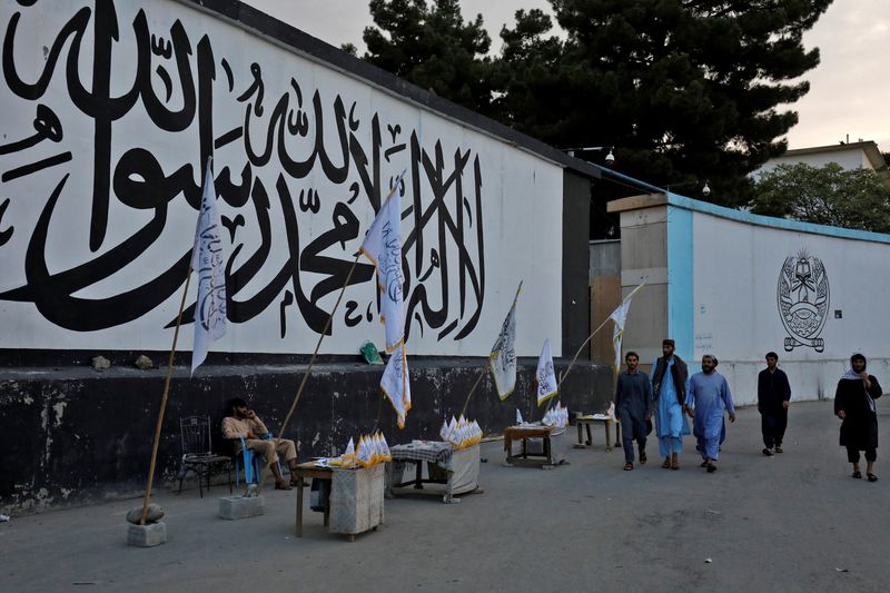 &copy; Reuters. علم حركة طالبان في العاصمة كابول يوم 12 أغسطس آب 2022. رويترز