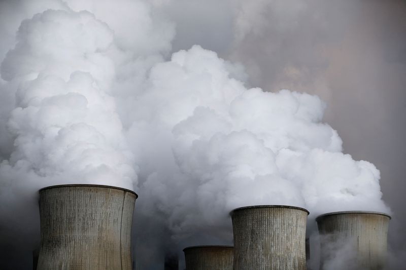 &copy; Reuters. FILE PHOTO: Steam rises from the cooling towers of the coal power plant of RWE, one of Europe's biggest electricity and gas companies in Niederaussem, Germany,  March 3, 2016.    REUTERS/Wolfgang Rattay