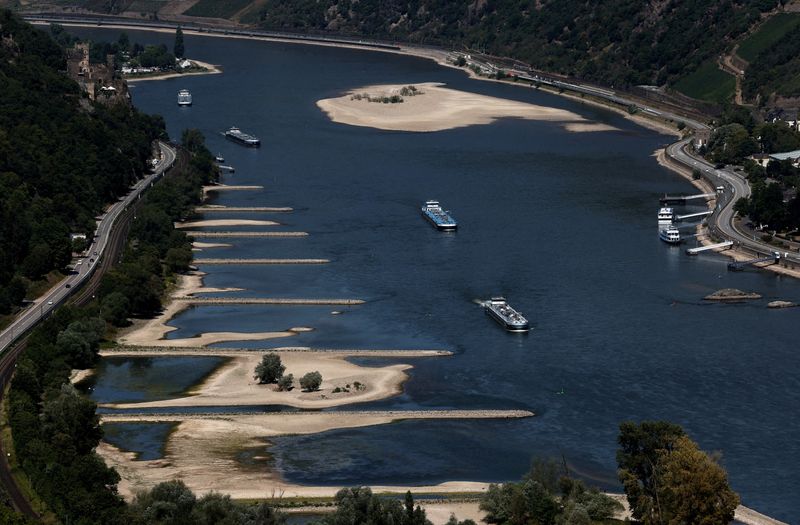&copy; Reuters. FILE PHOTO: Transport vessels cruise past the partially dried riverbed of the Rhine river in Bingen, Germany, August 9, 2022. REUTERS/Wolfgang Rattay