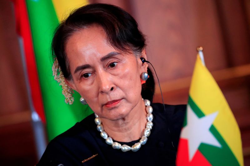 &copy; Reuters. FOTO DE ARCHIVO. Aung San Suu Kyi asiste a una conferencia de prensa en la Casa de Huéspedes del Palacio de Akasaka en Tokio, Japón. 9 de octubre de 2018. Franck Robichon/Pool vía Reuters