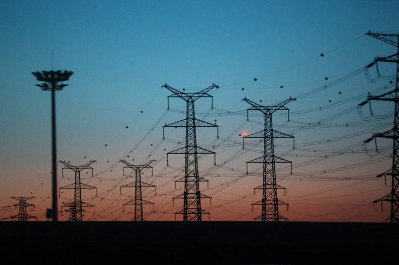 &copy; Reuters. 中国・四川省は１４日、家庭への電力供給を優先するため、今月１５─２０日に工場の操業を停止するよう指示した。中国の送電線、北京均衡で昨年１２月撮影。（２０２２年　ロイター/Ti
