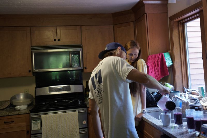 &copy; Reuters. Dmitry and Olena Vorobiova make smoothies in their kitchen after a morning walk around their neighborhood in Durham, New Hampshire, U.S., July 28, 2022. Dmitry and Olena Vorobiova, along with their dog Jagger, escaped the war in Ukraine and are building a