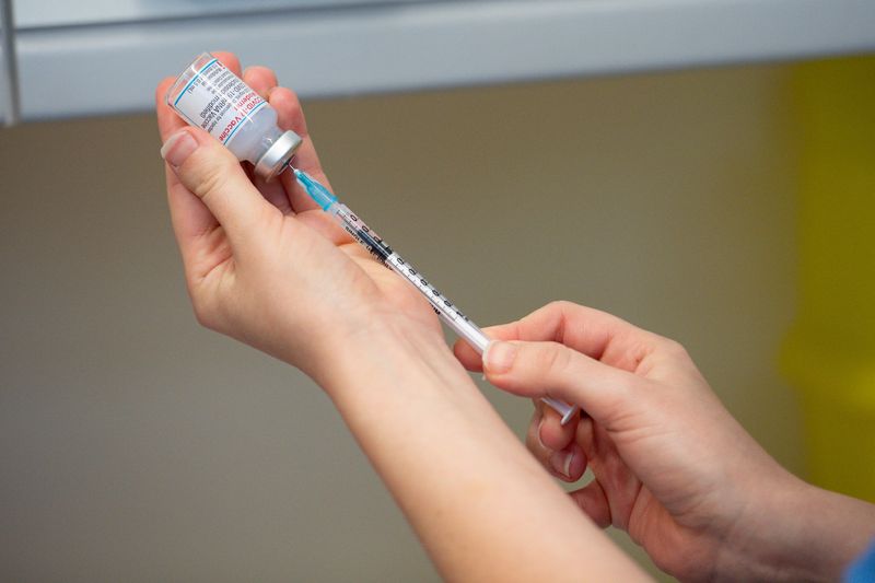 &copy; Reuters. FILE PHOTO: A nurse prepares a dose of the Moderna coronavirus disease (COVID-19) vaccine at the Glangwili General Hospital in Carmarthen, Wales, Britain April 7, 2021. Jacob King/Pool via REUTERS