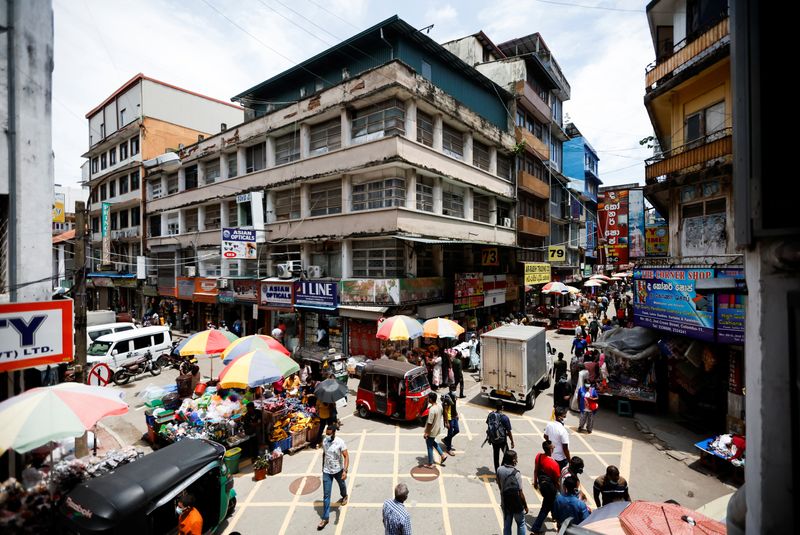 &copy; Reuters. People walk along the Pettah Market, amid the country's economic crisis, in Colombo, Sri Lanka, April 18, 2022. REUTERS/Navesh Chitrakar/File Photo