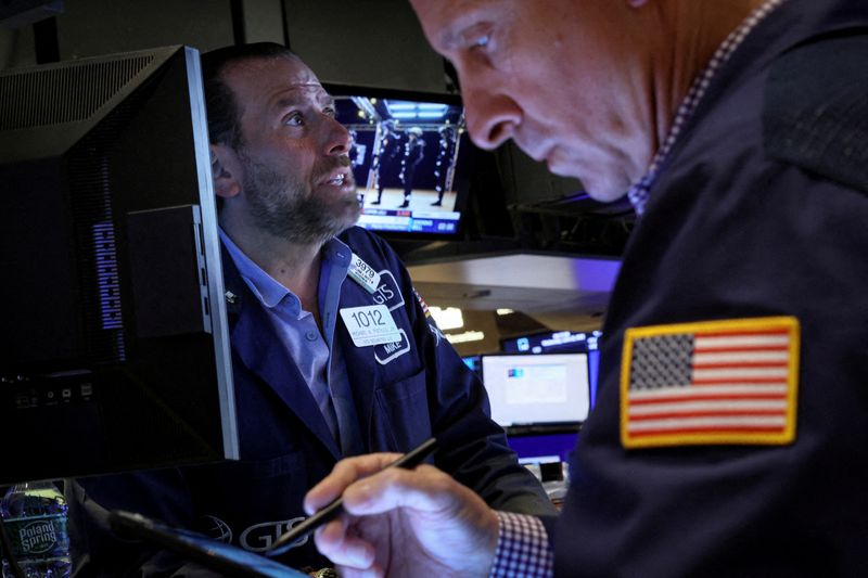 &copy; Reuters. FILE PHOTO: Traders work on the floor of the New York Stock Exchange (NYSE) in New York City, U.S., June 22, 2022.  REUTERS/Brendan McDermid/File Photo