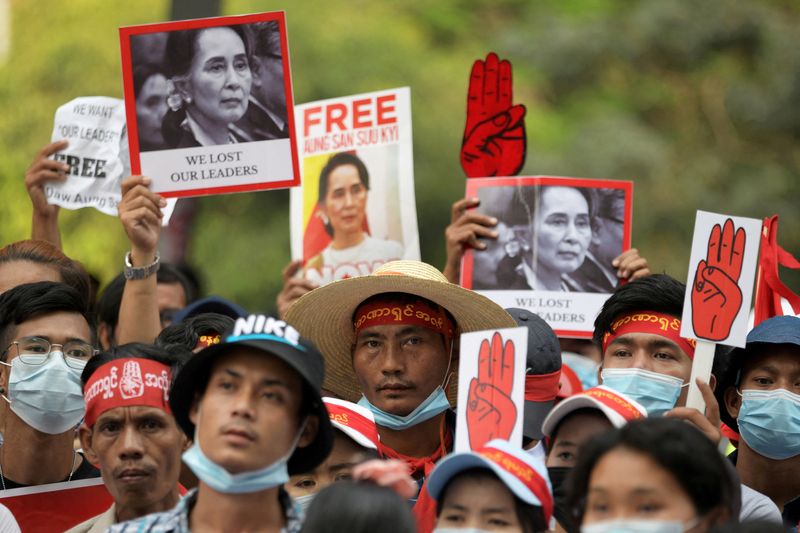 &copy; Reuters. Manifestantes protestam pedindo a liberdade de Suu Kyi, em Yangon, Mianmar
22/02/2021
REUTERS/Stringer